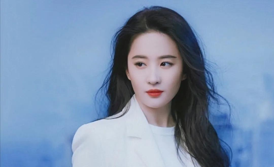 从讲中式英语的土气*妞小**到当迪士尼女主，她凭什么？