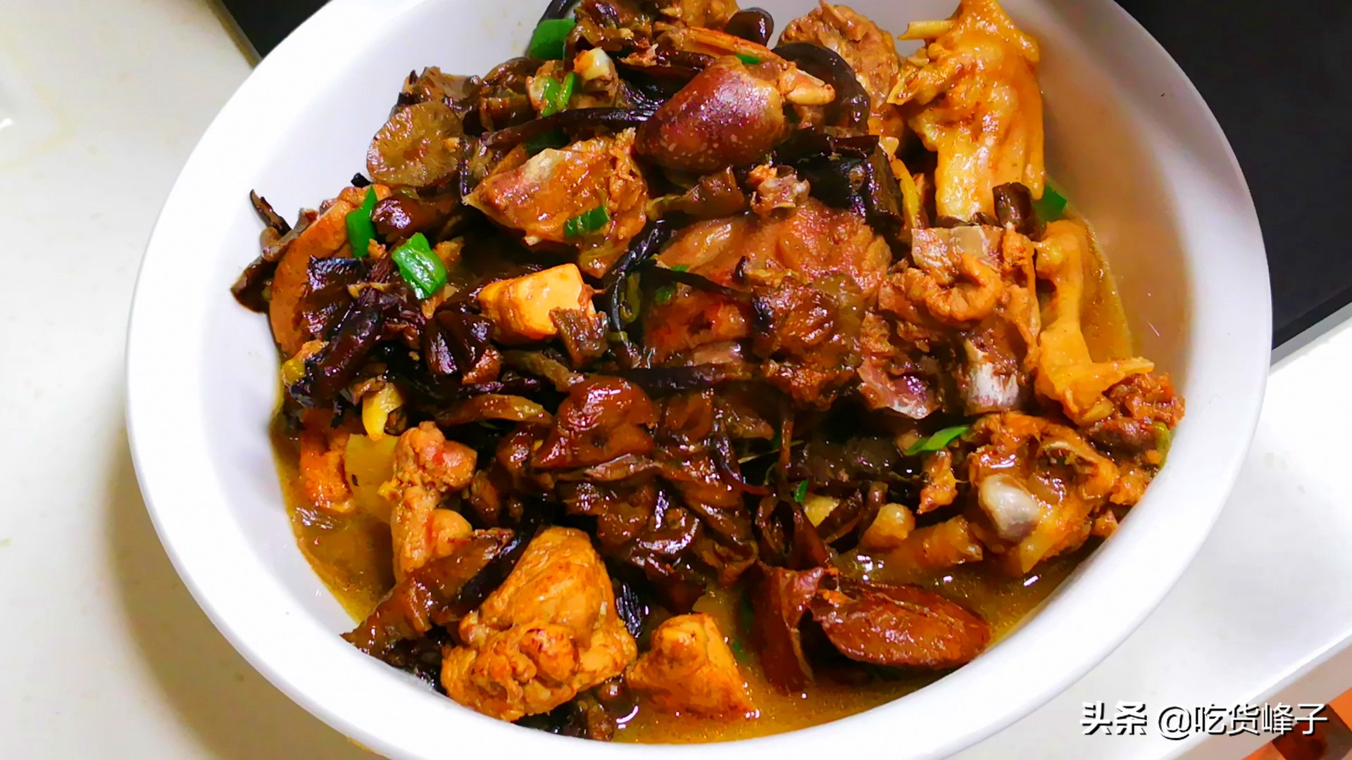 炖鸡时有人烧水有人直接炖,炖鸡时有人先焯水