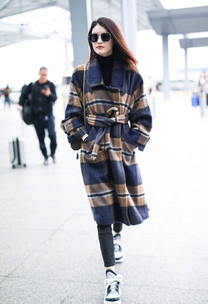 冬季格纹大衣穿搭攻略经典又好看,冬季格子大衣怎么搭配卫衣女