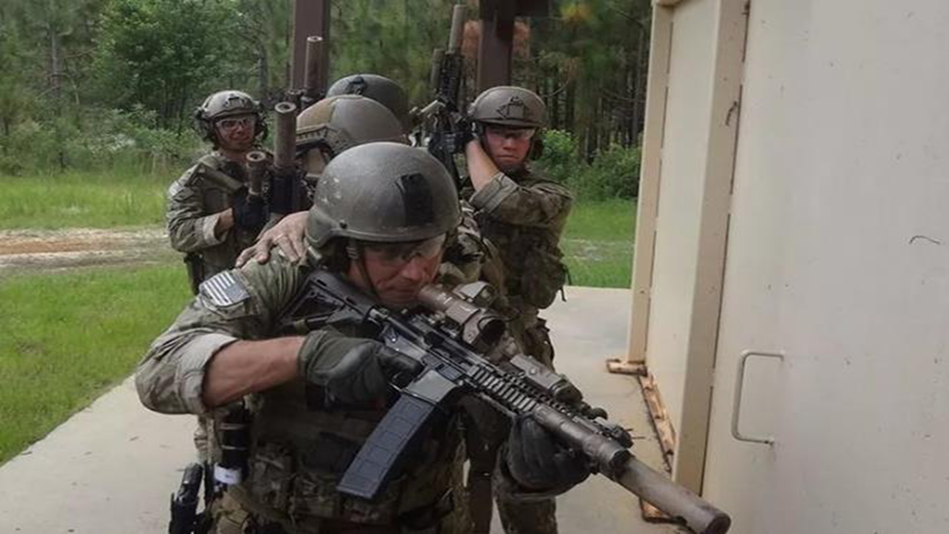 CQB战术的破门攻坚，实战中操作方法不同，安全与快捷是首选