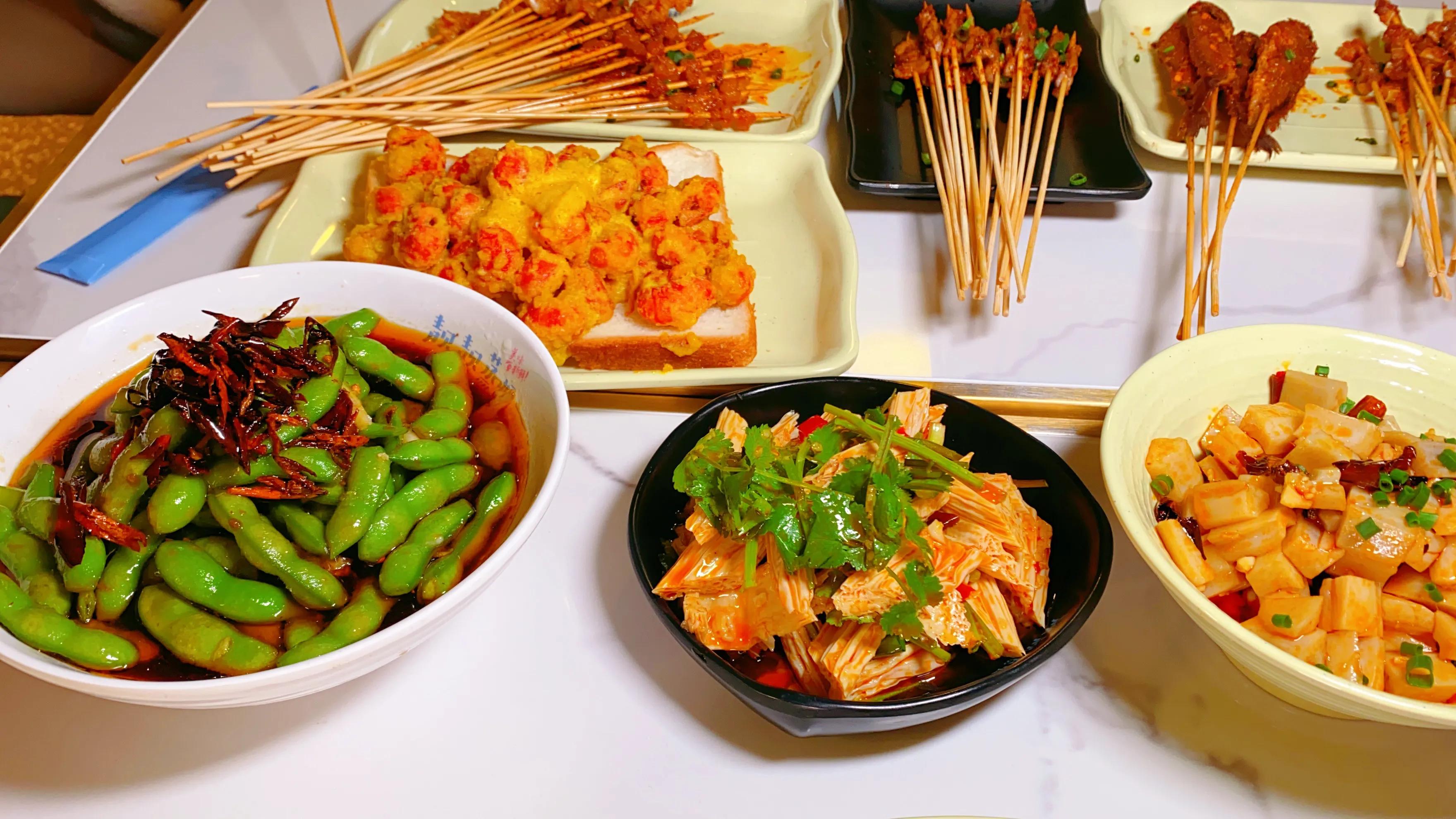 没想到西安这家饭店，把虾做出了各种“花”，排队吃虾人真多