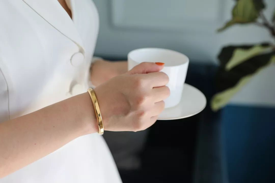 瑞典皇家配饰品牌，几百块戴出万元质感，金色手镯男女戴都好看