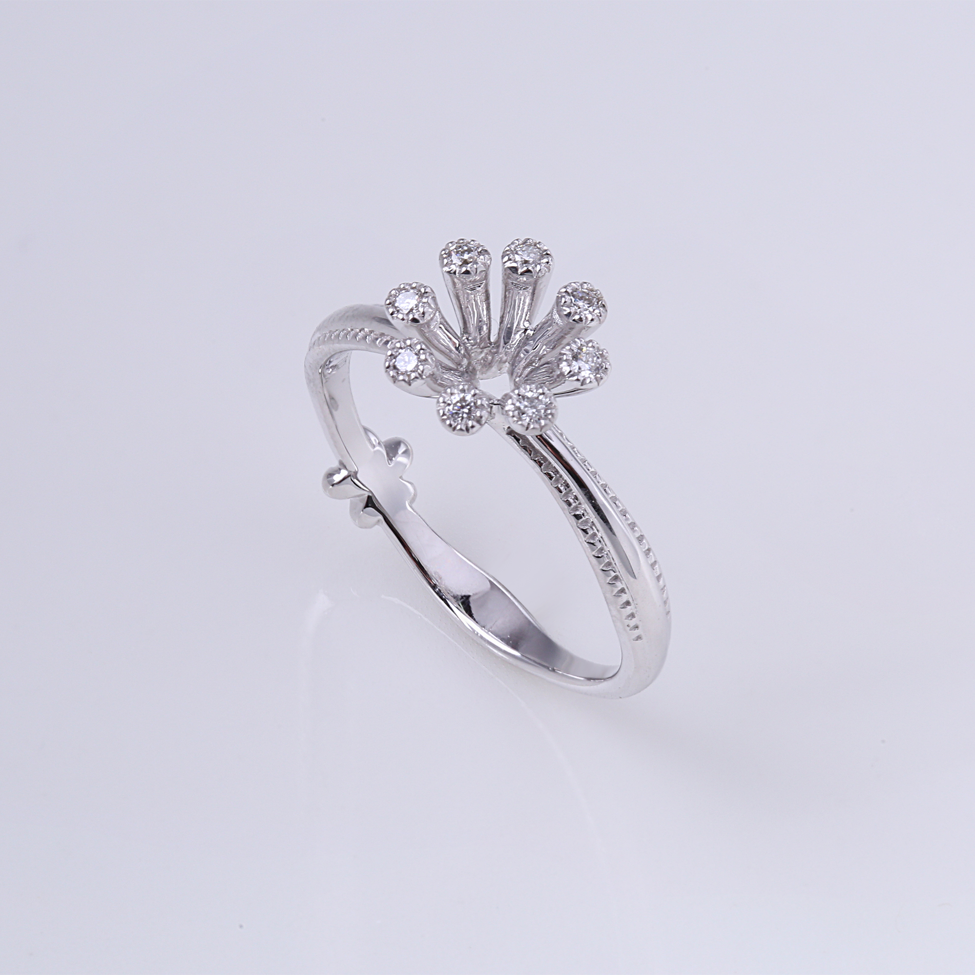 戒指戴小拇指防小人,女生戒指戴在右手无名指辟邪嘛