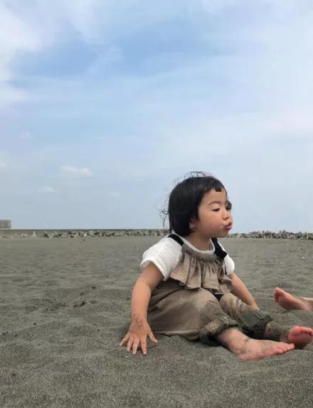 晒女儿搞怪丑萌照,亲妈狂晒女儿丑照