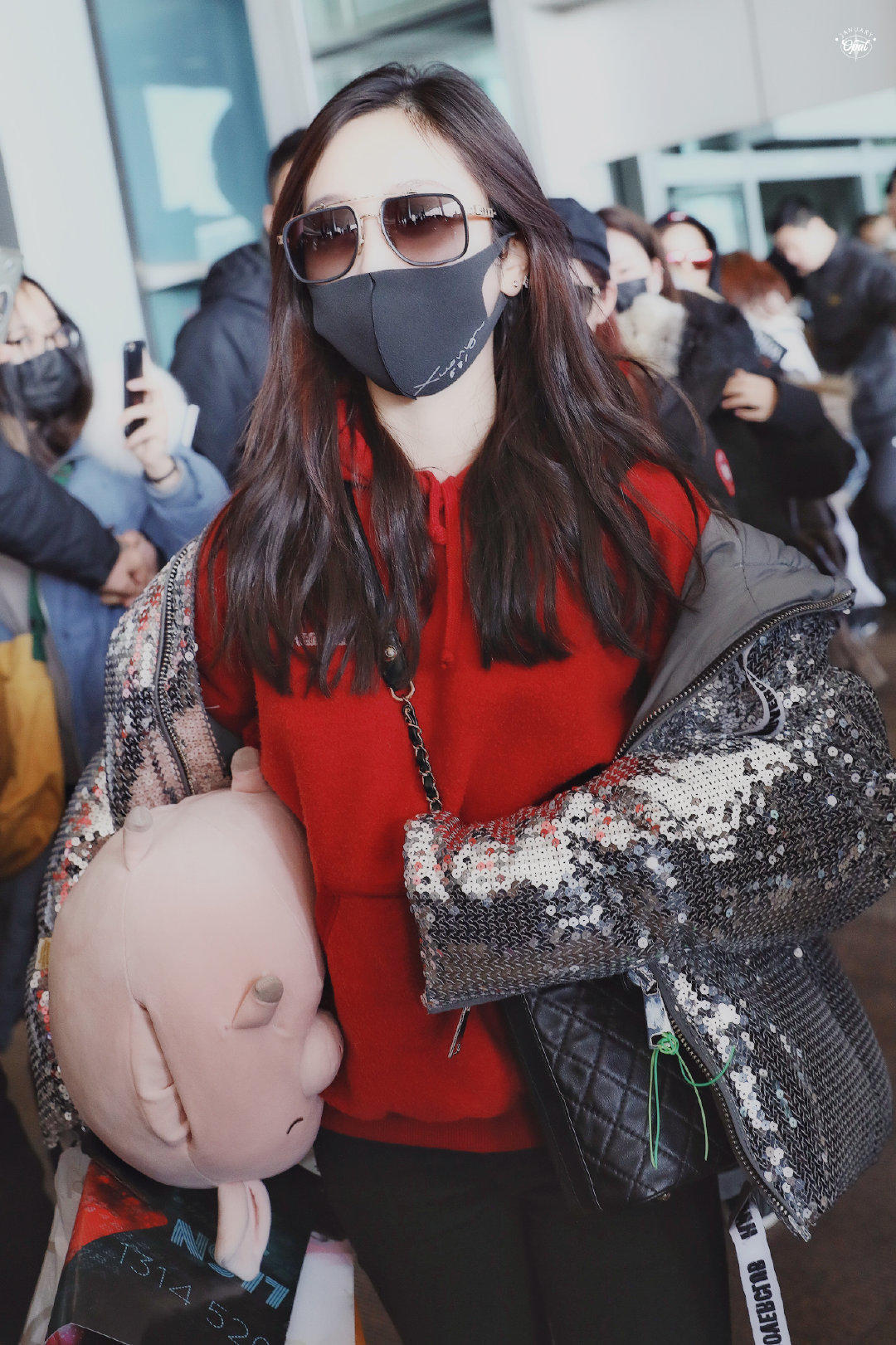 吴宣仪穿羽绒服,吴宣仪红色羽绒服