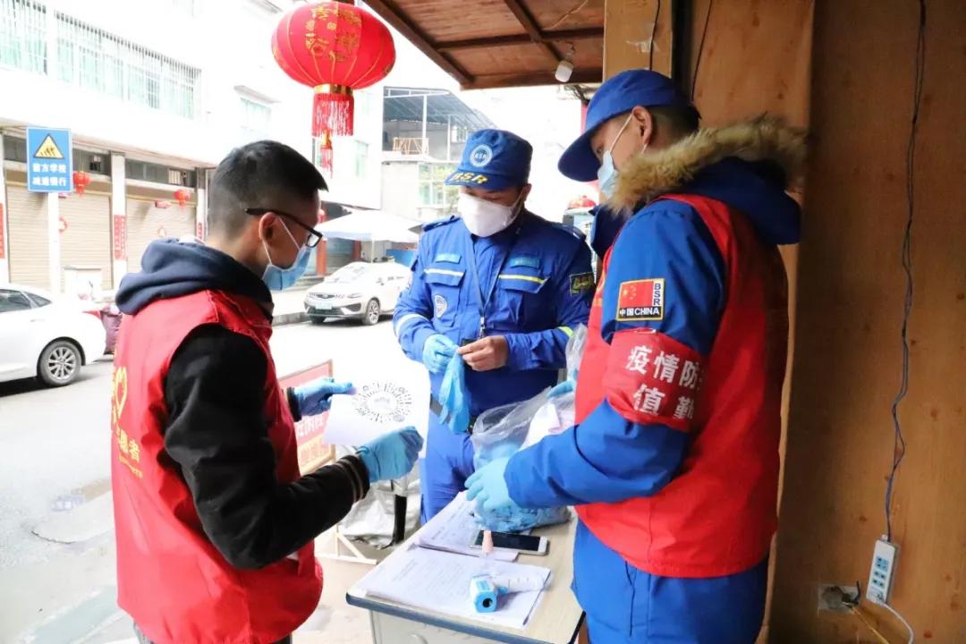 袁慧伦：一抹志愿红，温暖“战疫”路