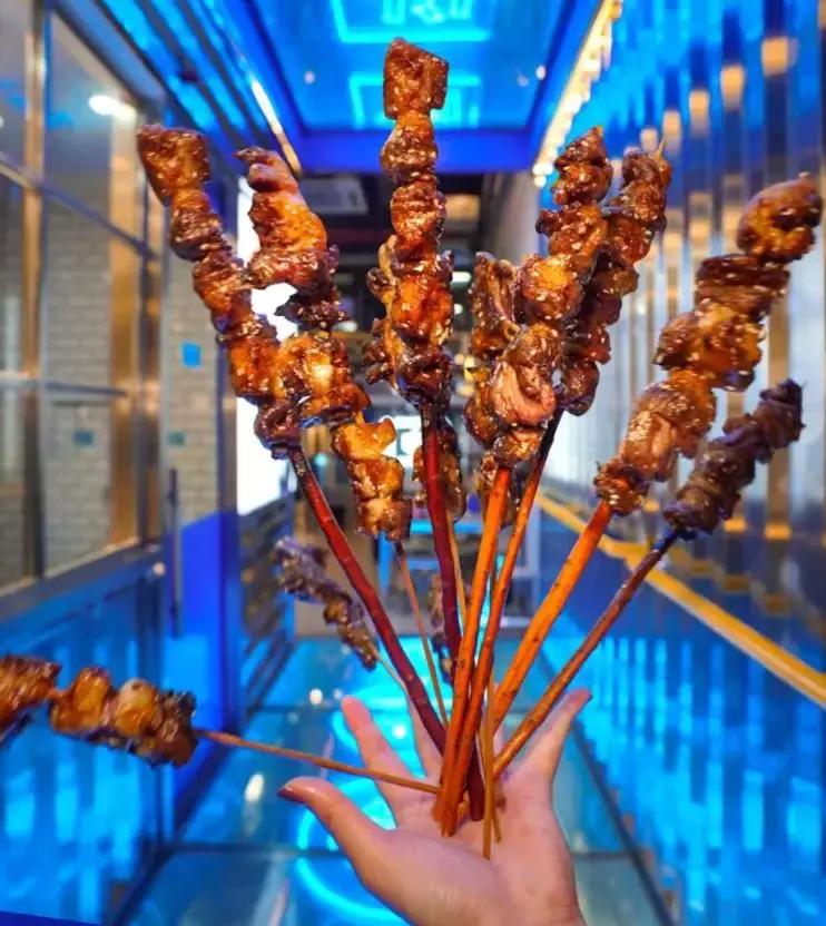 半年5家直营店，不得不说，这家串儿店“怪会玩的”