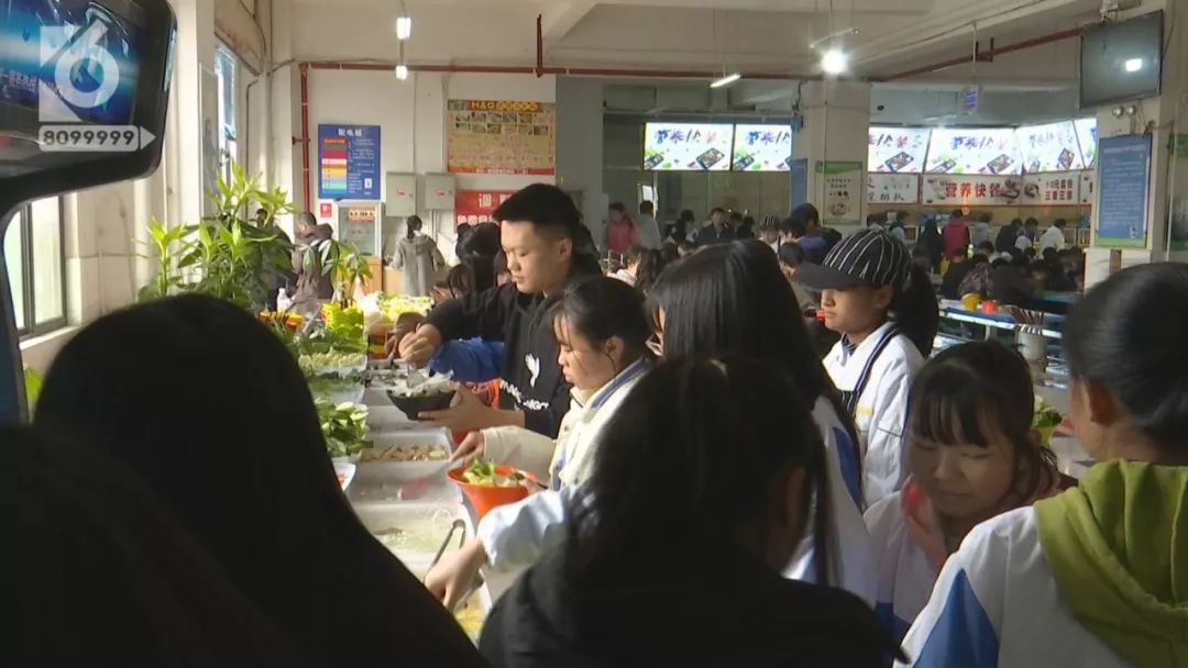 食堂4元成本的小火锅,别人家的食堂十元钱能吃小火锅