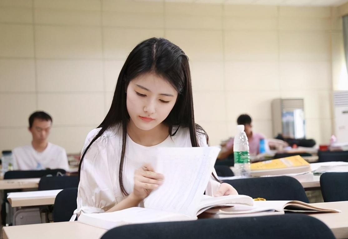 加入大学辅导员有什么好处,大学生选上辅导员有什么好处