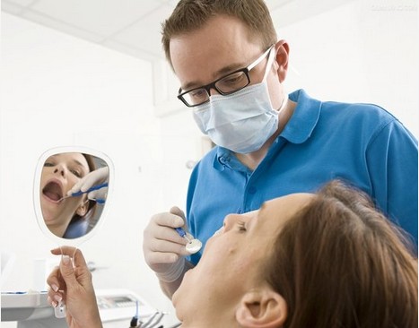 牙齿矫正和种植牙,牙齿矫正和烤瓷牙哪个更简单