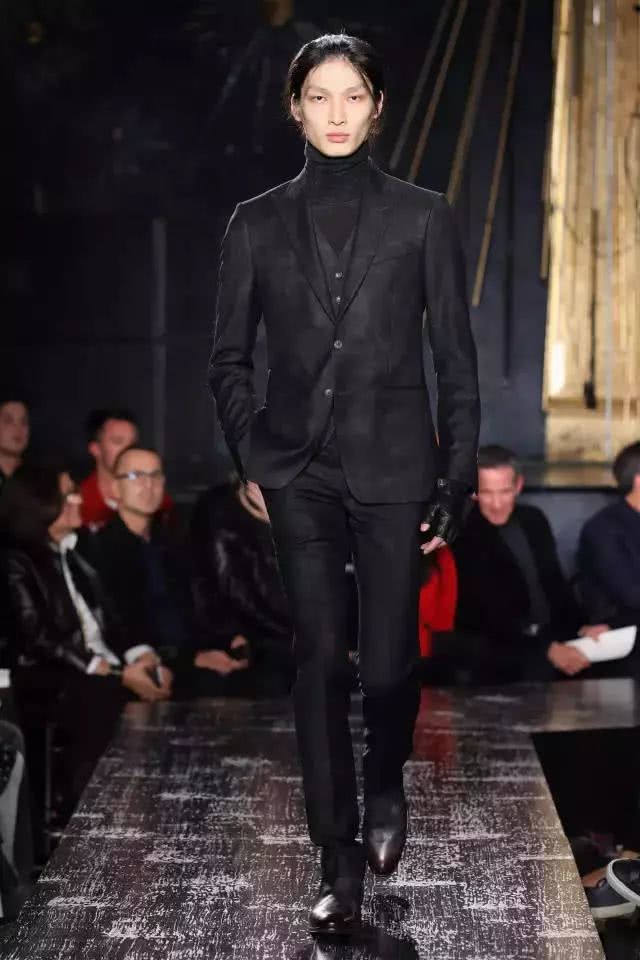 和胡兵一起走秀的中国男模,中国的男模胡兵和刘雯走秀