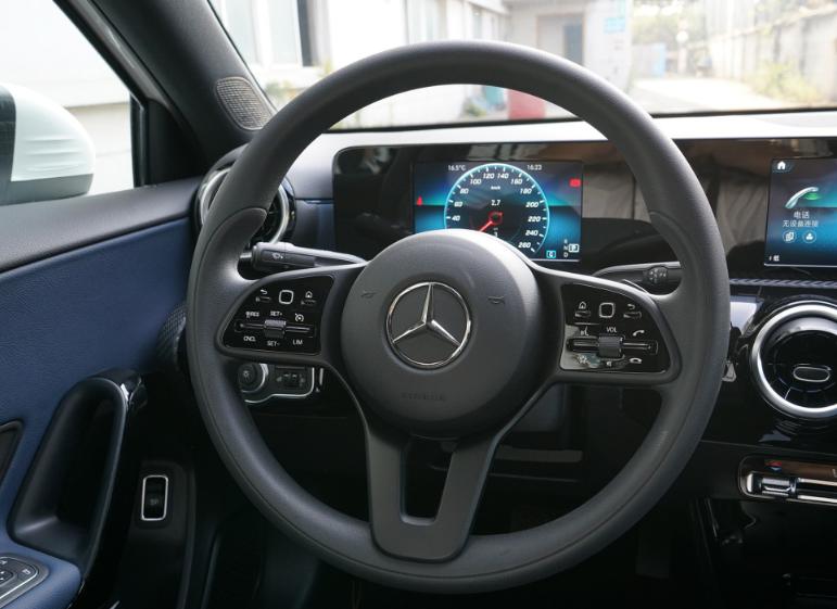 2023款奔驰a180l和宝马120i,奔驰a级180和200哪个更值得买