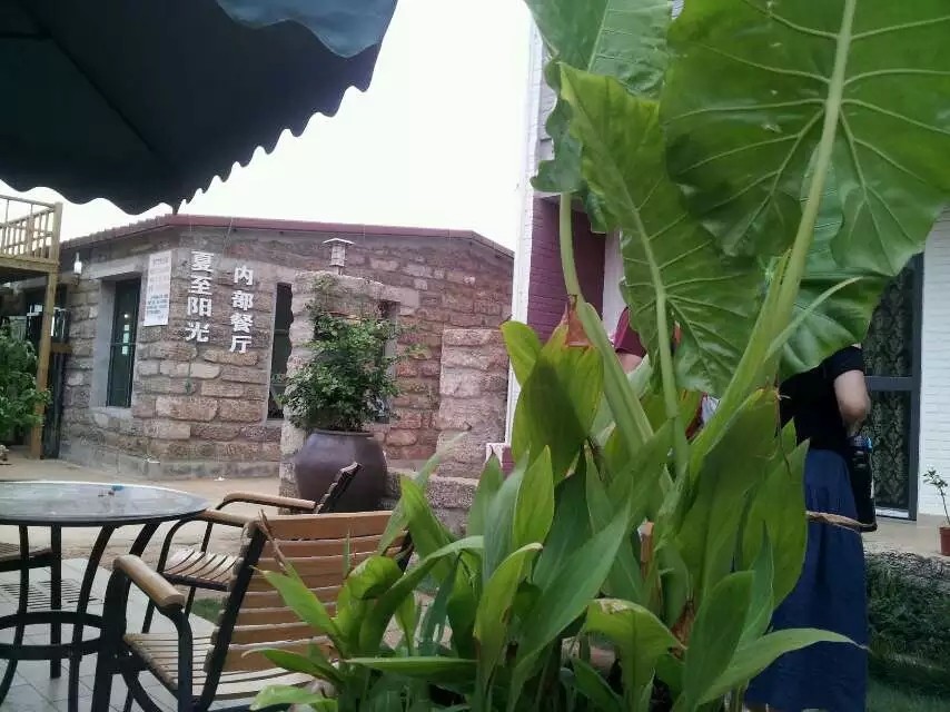 带着孙女去海边,奶奶带着小孙女在北海涠洲岛玩