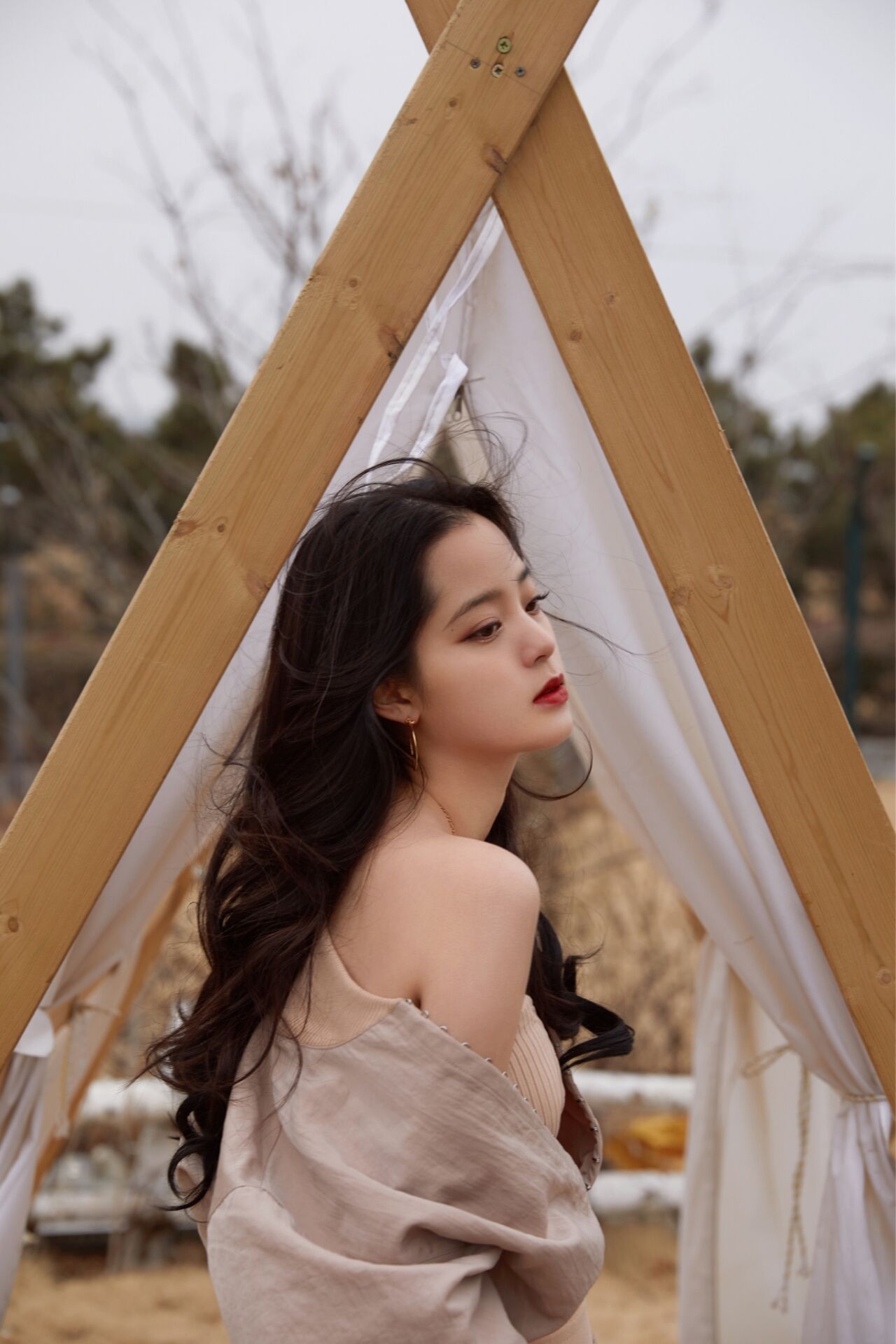 欧阳娜娜衣品升级,欧阳娜娜大胆穿搭美出新高度