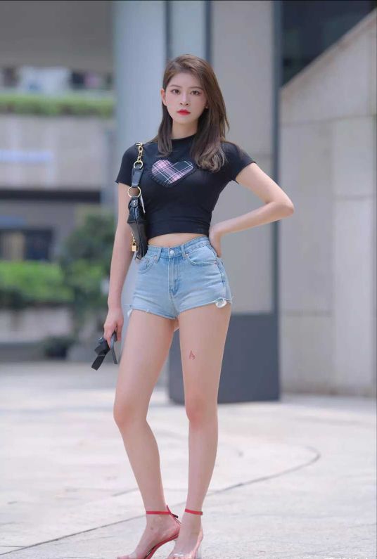 时尚牛仔裤穿搭街拍,夏季牛仔裤时尚穿搭街拍