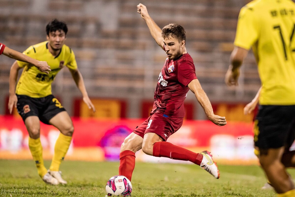 6分钟绝杀1-0梅州客家2连胜登顶,梅州客家联赛八连胜