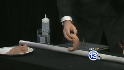 为什么冬天舔铁舌头会粘住,冬天舔铁栏杆为什么粘舌头