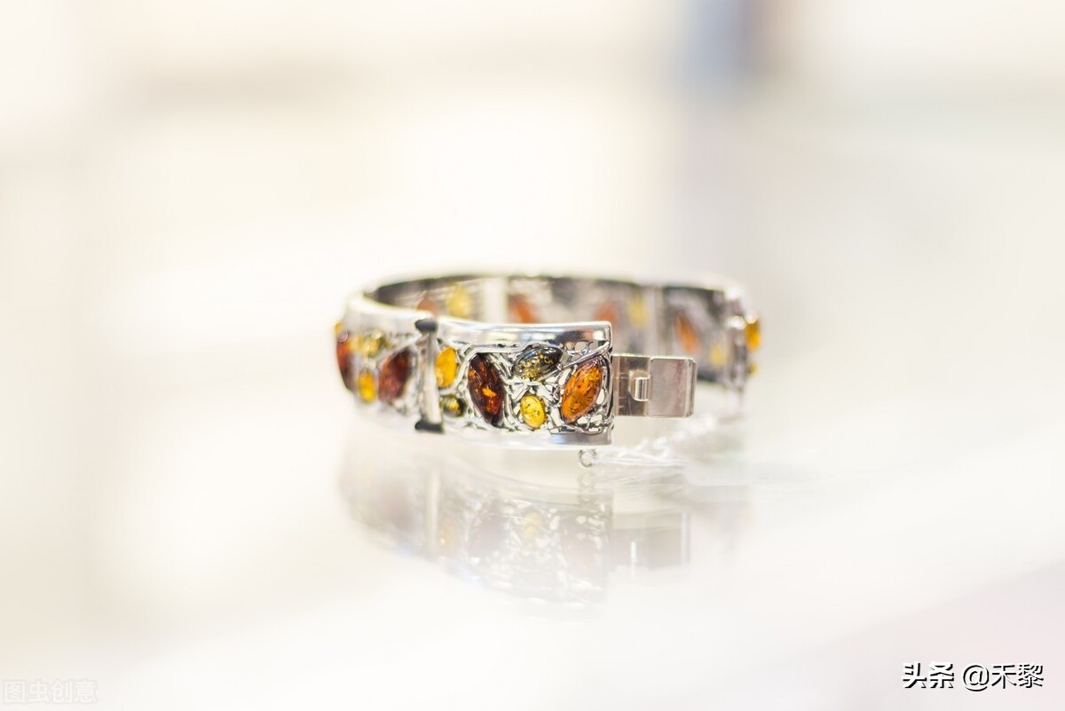 珠宝首饰出单怎么发朋友圈文案,珠宝开业文案朋友圈怎么写