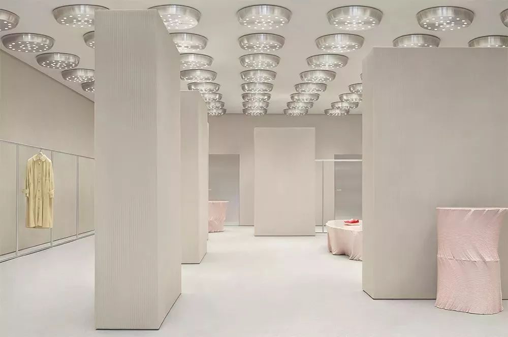 全球仅50多家店、年销售2亿欧元的Acne，门头竟然无LOGO？