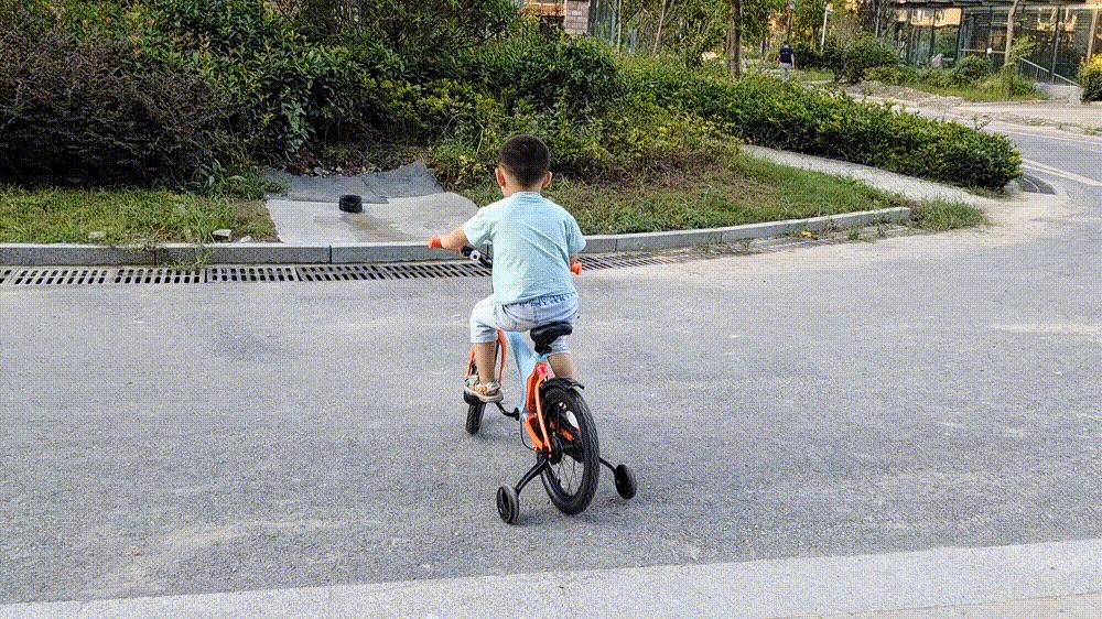 骑行不再成为负担，孩子使用更安全，柒小佰运动减震自行车体验