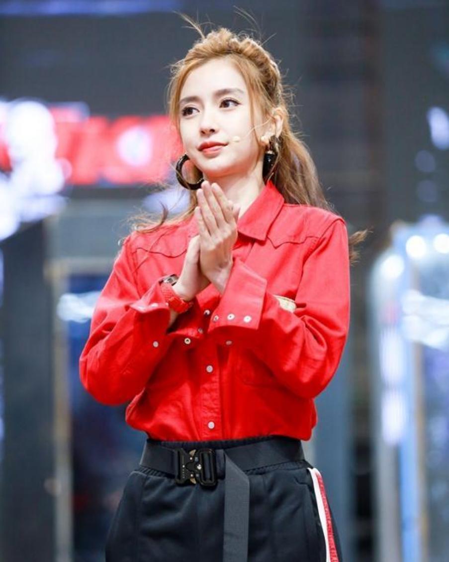 杨颖最新穿搭照,杨颖最新一期的造型