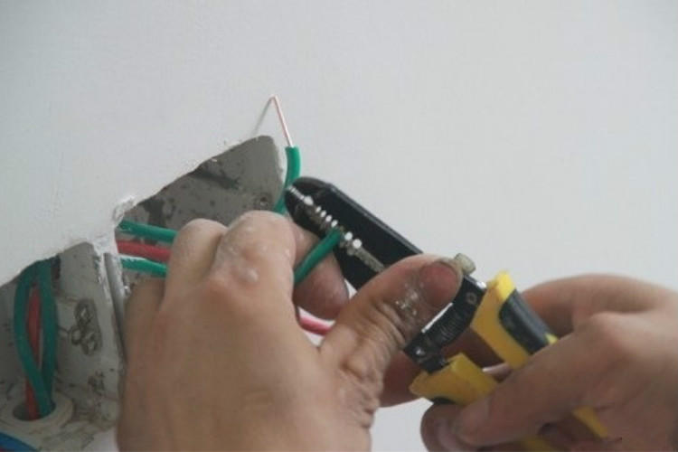 如何更换墙壁插座,墙壁插座底盒坏了如何更换