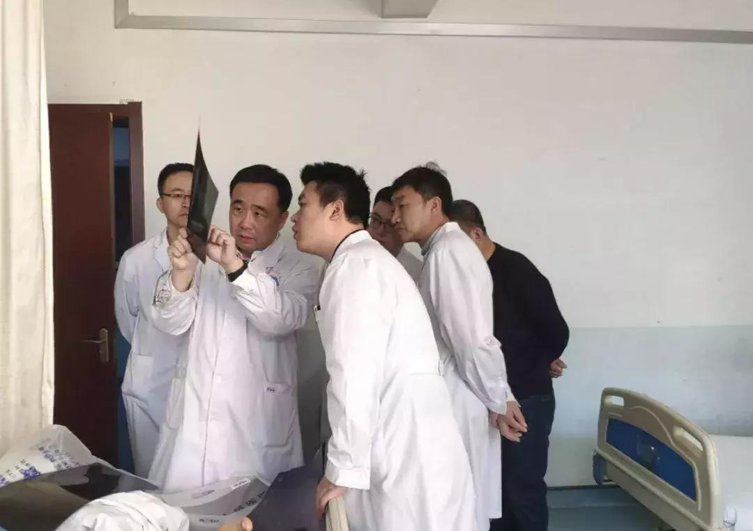 换膝盖关节手术有瘫痪风险吗,换膝手术可以百万医疗理赔吗