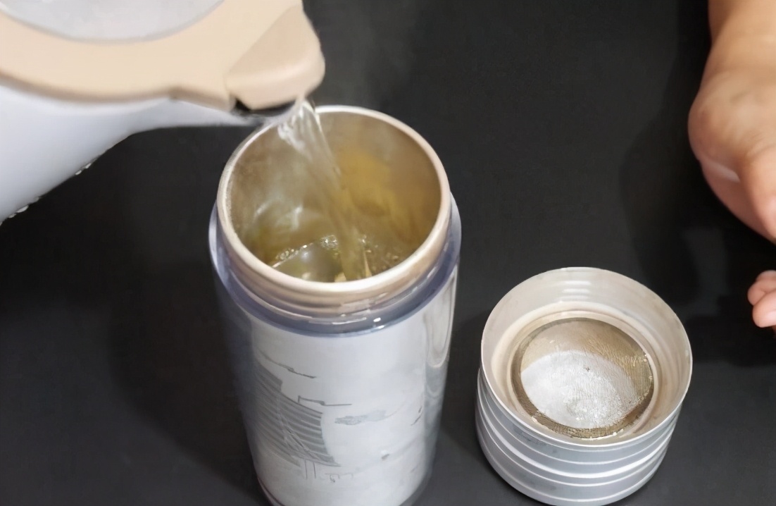 央视曝光保温杯热水进毒水出,央视保温杯热水变毒水
