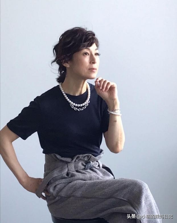 西装小脚直筒裤雪纺衫春夏,紧身裤搭配露肩衫洋气还清新减龄