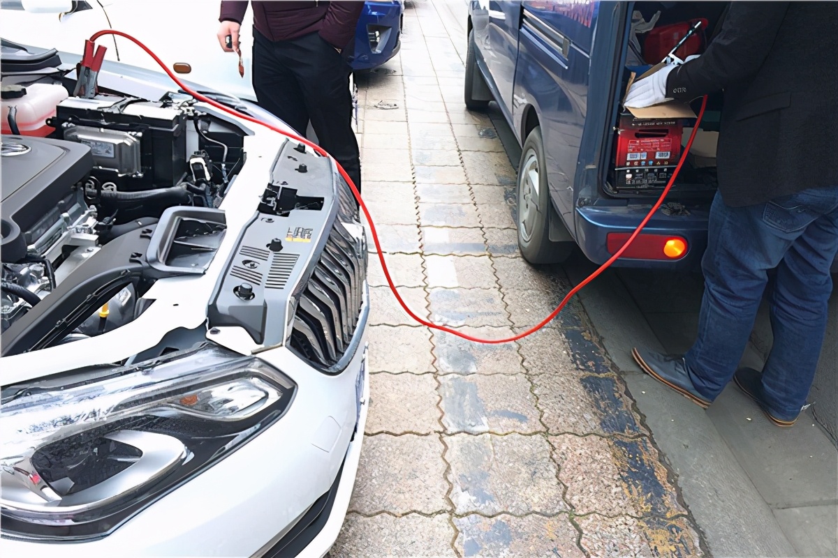 给汽车电瓶搭电器,给汽车电瓶搭电注意事项