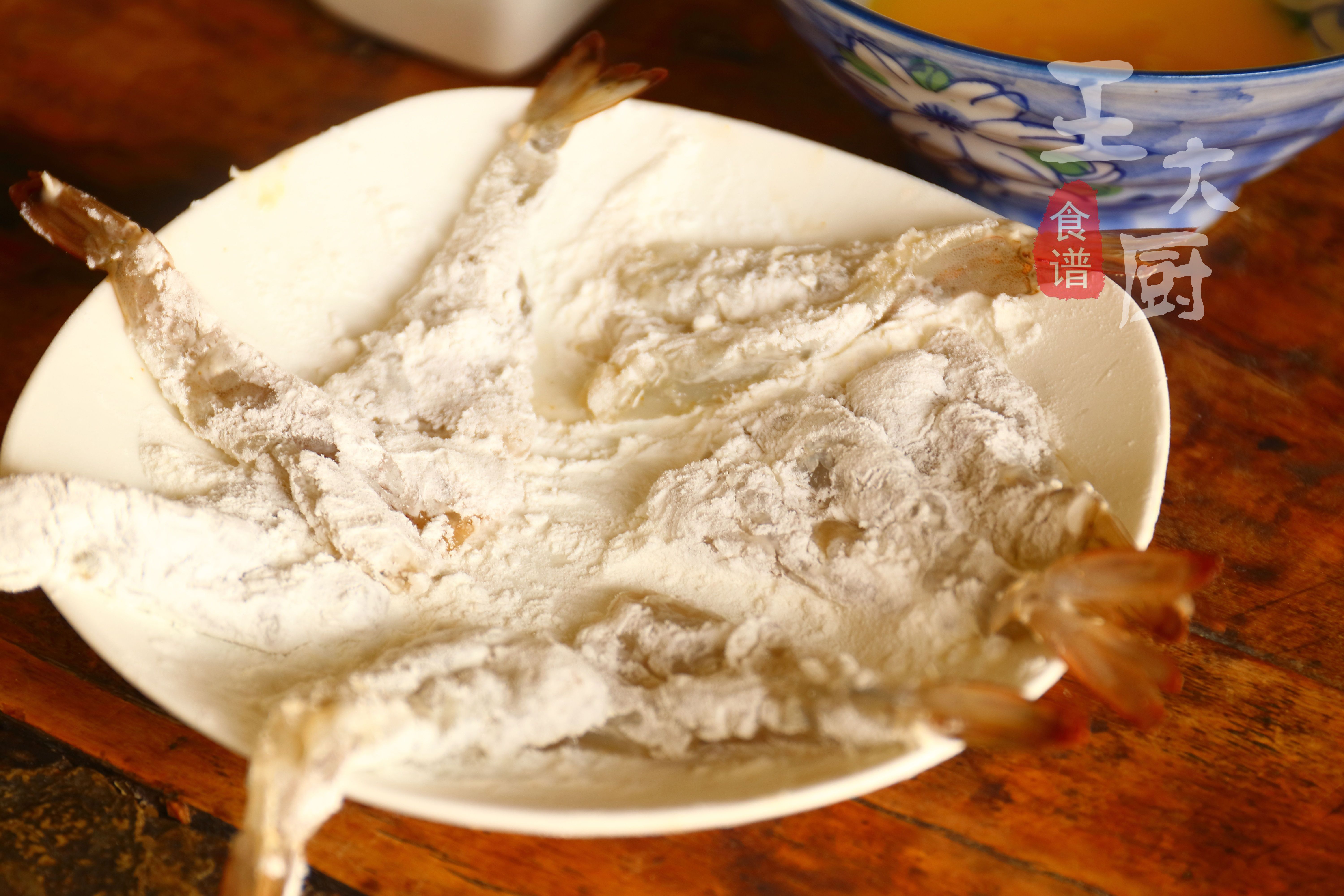 面包糠炸虾的家常做法酥脆好吃,面包糠炸虾的家常做法简单又好吃