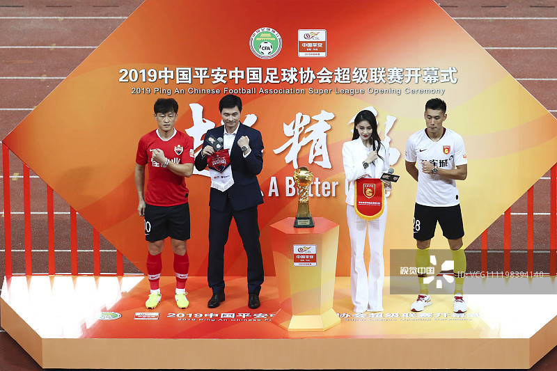 美艳绝伦!Angelbaby现身中超开幕式,白衣胜雪合体李毅|图