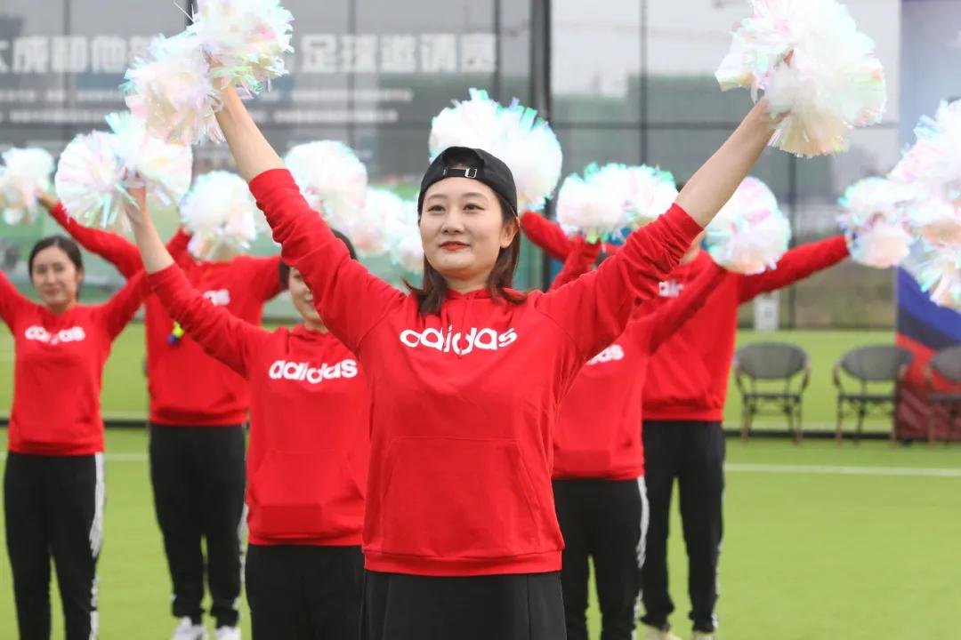 足球赛激烈角逐,一场足球比赛点面结合