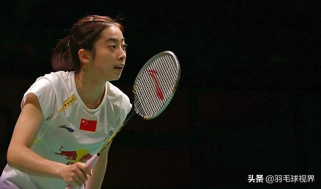 我们打羽毛球,彼此之间有一个“桥”,就是我们用手握着的球拍