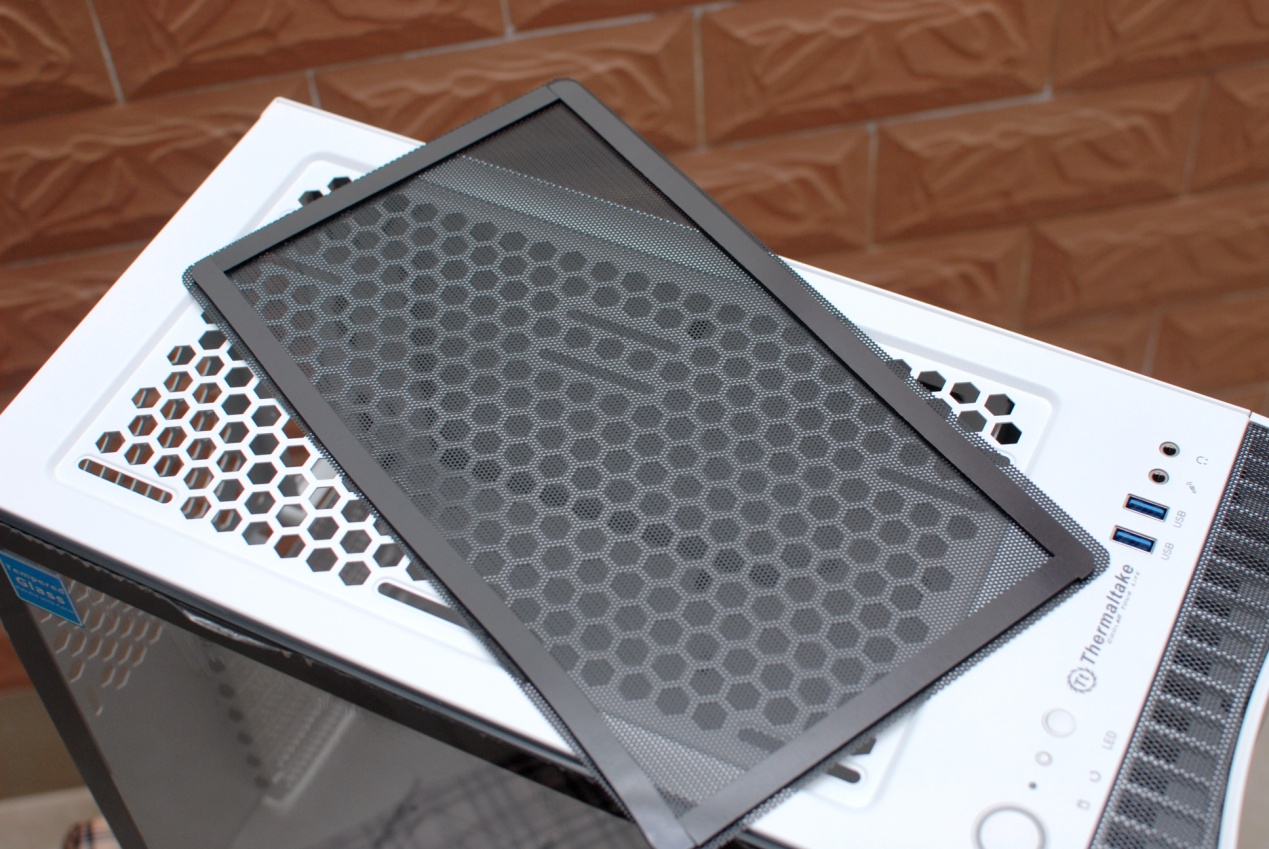 thermaltake机箱挑战者h6,真材实料看得到的产品