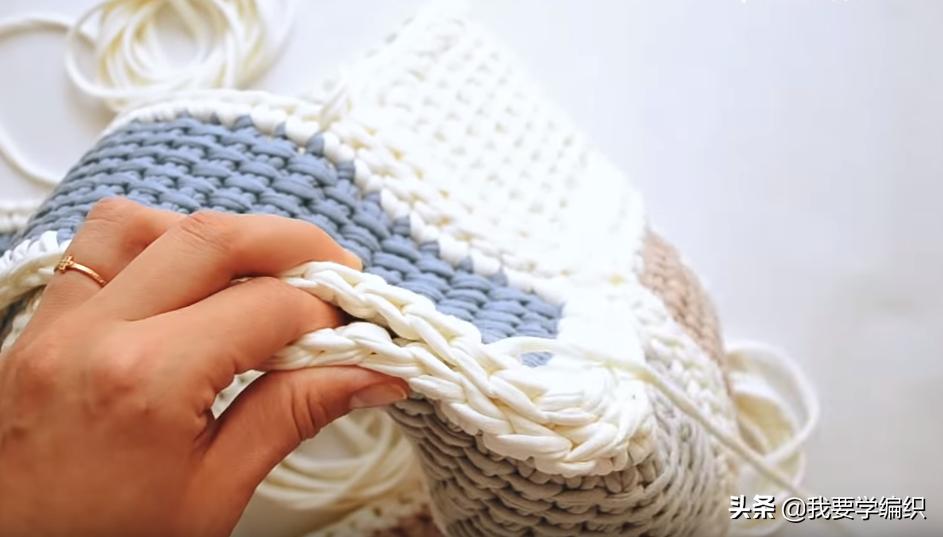 十一与其出门人挤人，不如在家看电视钩包包，一款拼色手提袋教程