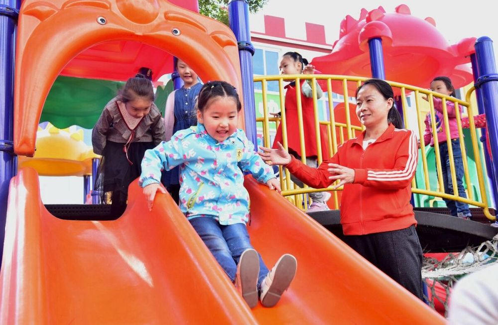 孩子哭着不想上幼儿园怎么教育,孩子哭闹不想上幼儿园还要继续吗