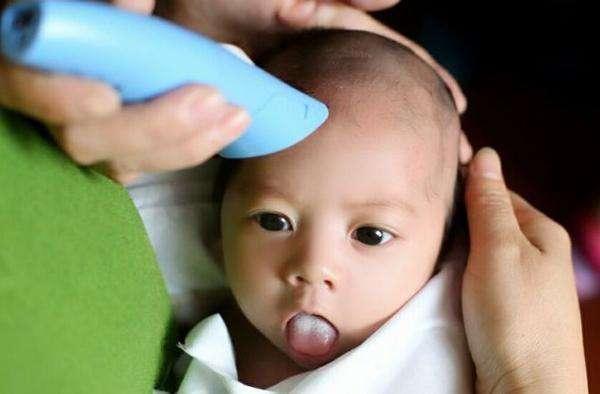 新生儿多大可以去理发店剪头发,新生儿适合多大理发