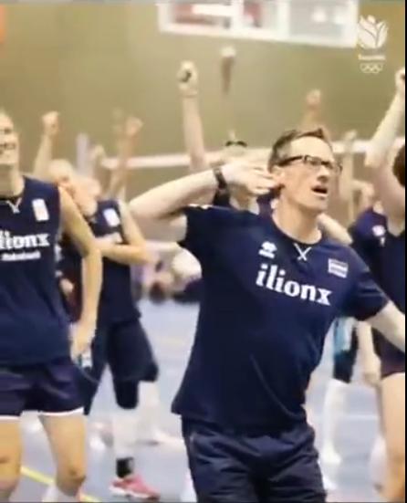 中国女排名将嫁大自己八岁富豪,女排运动员嫁给教练