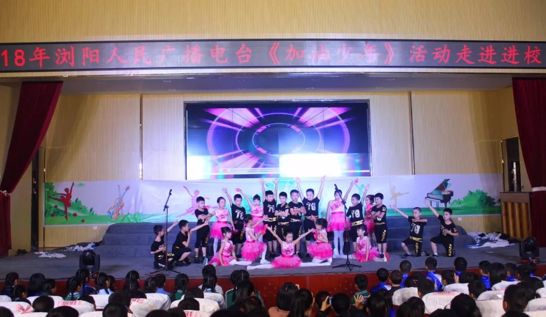 加油少年未来可期锣鼓喧天迎开学,加油少年未来可期送娃上学