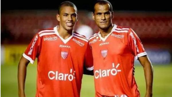 閲岀摝灏斿缃楃撼灏斿閲嶈仛,閲岀摝灏斿鐖跺瓙閮芥浘鍚屽満韪㈢悆