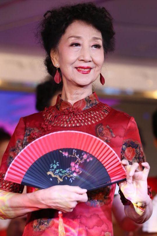 哪款素颜霜不容易暗沉,涂上一整天都不会暗沉的素颜霜