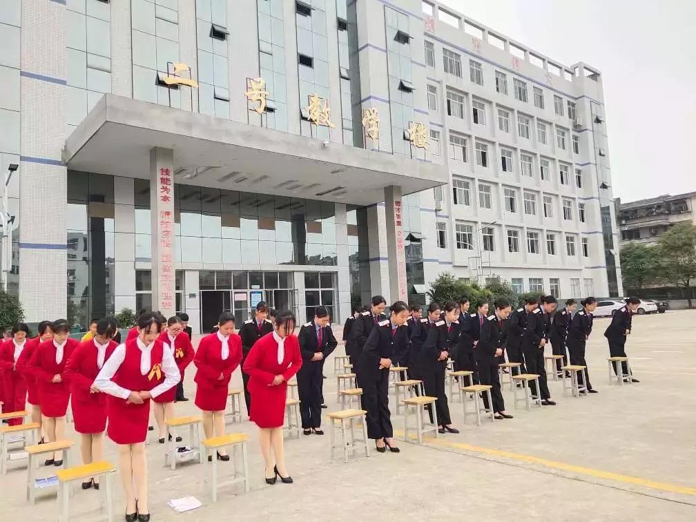 三尺讲台书写桃李芬芳,三尺讲台书写青春芳华