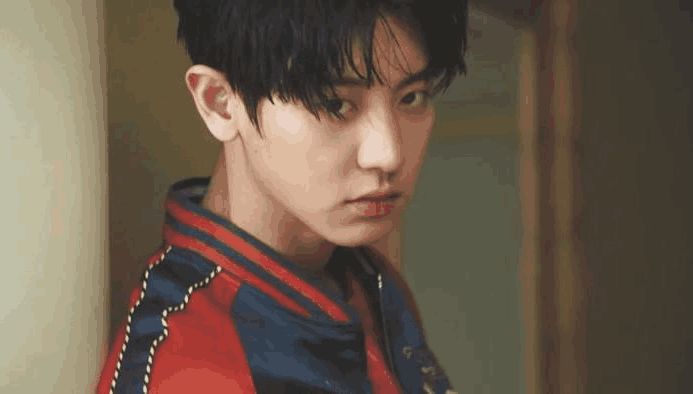 朴灿烈穿拖鞋在机场,朴灿烈同款袜子抢空