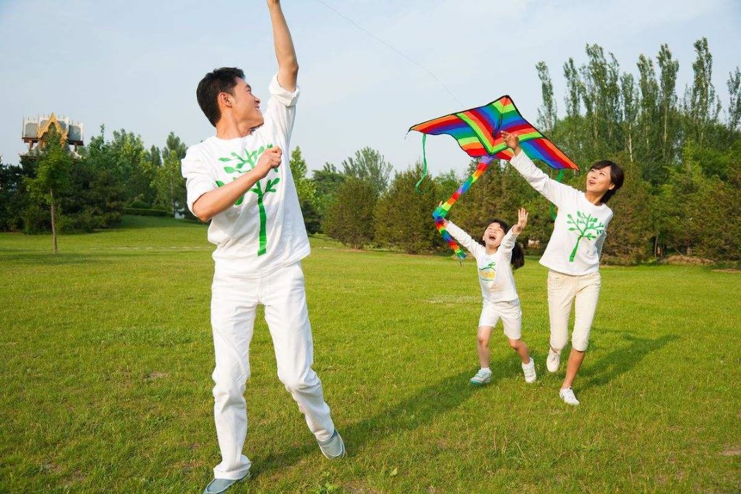 四岁孩子被蜜蜂咬了怎么处理,孩子被蜜蜂蜇妈妈在笑怎么办