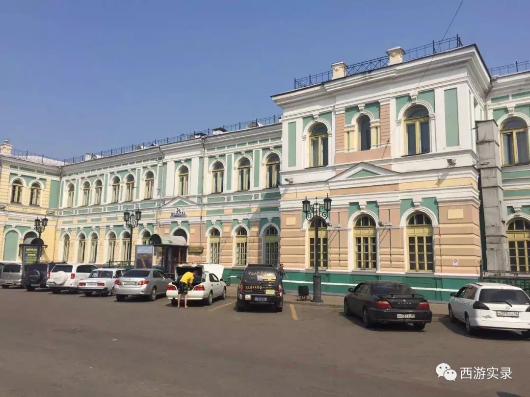 这女孩看到俄罗斯帅哥搭车，逼我停车，否则跳车