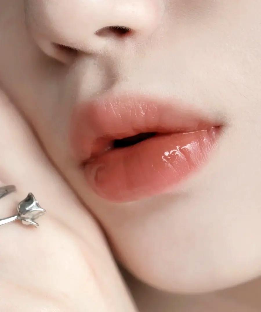 唇部小熨斗抹出q弹水嫩少女唇,抹完润唇膏嘴唇凉嗖嗖的