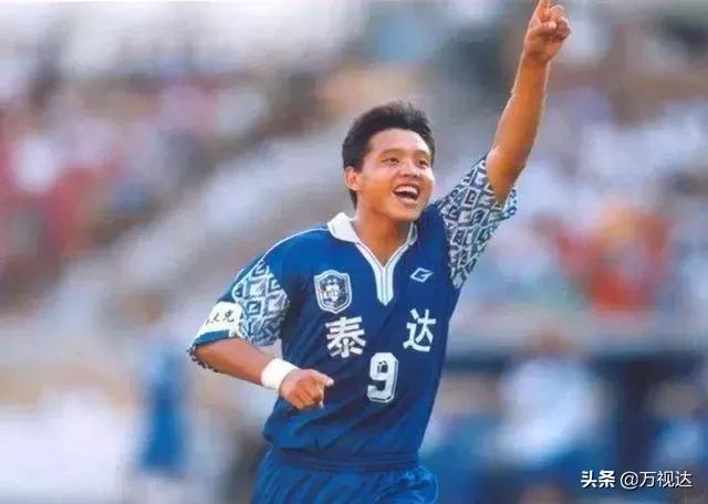 球员受伤后对手继续进攻,伤病影响到的足球巨星都有谁