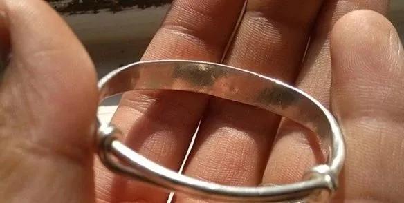 为什么戴银镯手腕一圈总发黑？