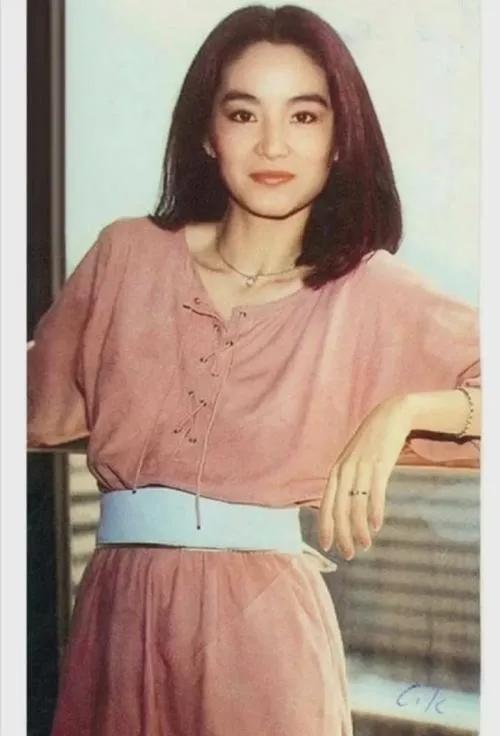 一代侠女插足秦汉婚姻，嫁豪门却独守空房，继女还深陷“*照门艳**”